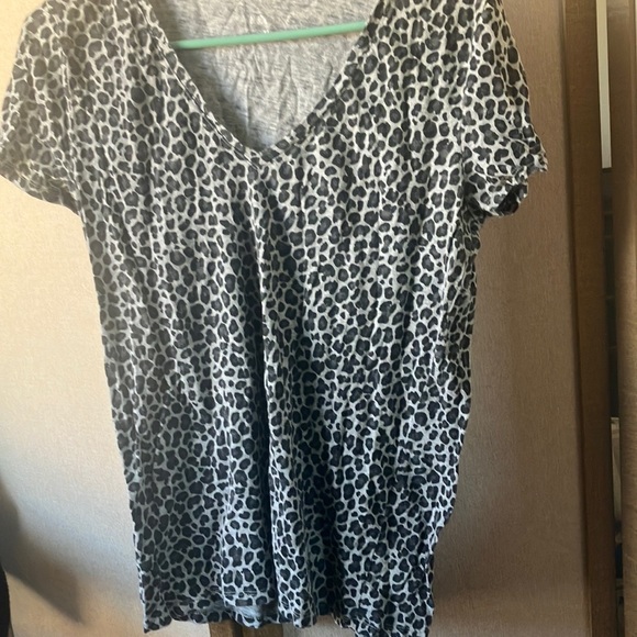 Merona Black and White Animal Print V-Neck Top large - Picture 1 of 3